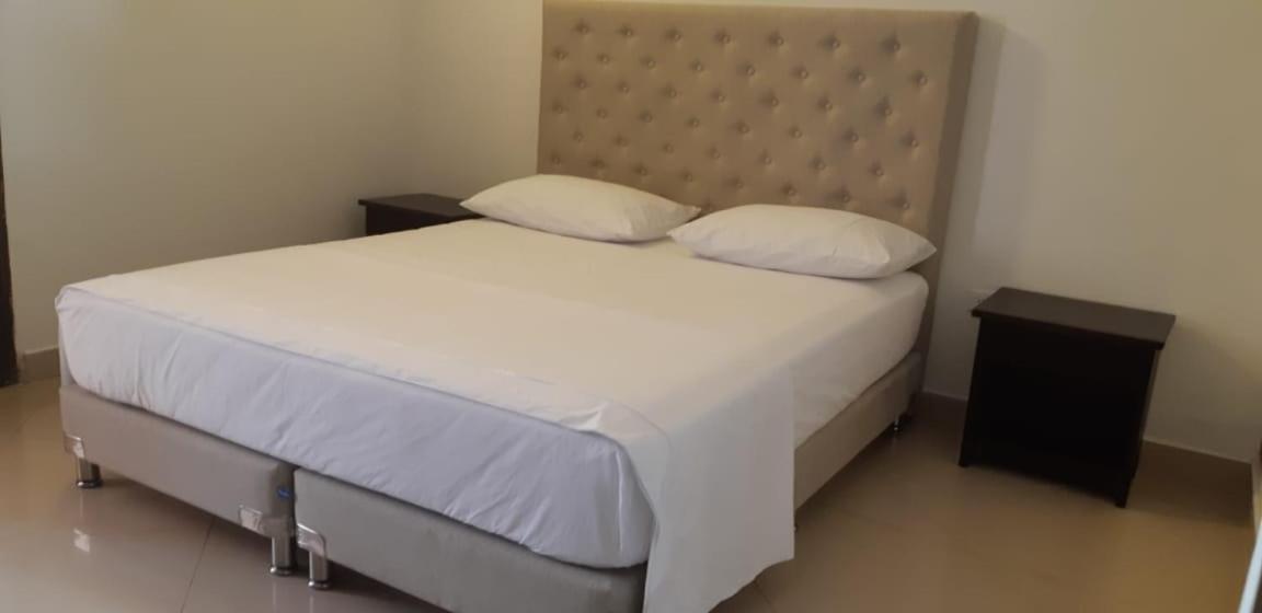 Hotel Kaluwala Некоклі Екстер'єр фото